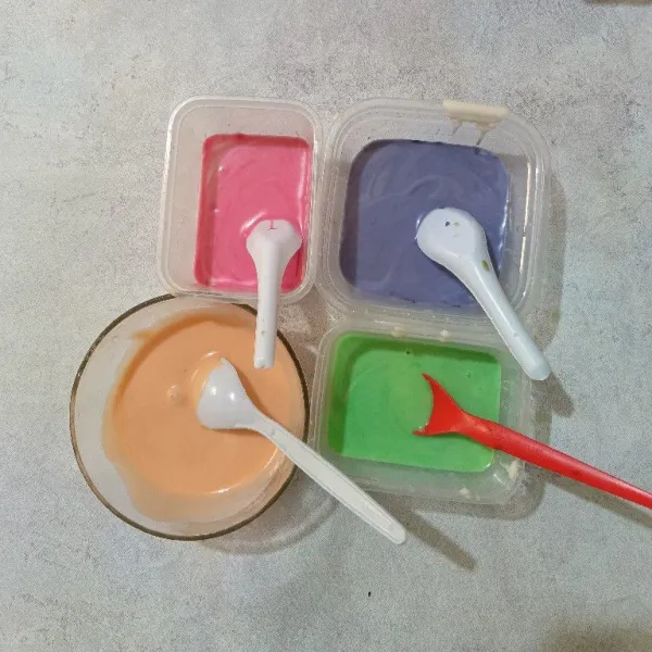 Bagi adonan menjadi lima bagian, satu bagian tidak diberi warna. Tiap bagian yang berwarna 100 ml, sedangkan yang tidak berwarna 130 ml.