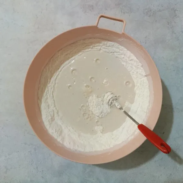 Siapkan wadah, masukkan tepung ketan, terigu dan gula pasir. Aduk rata, lalu tuang santan, aduk kembali hingga gula larut.