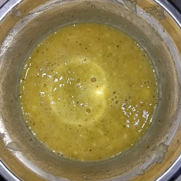 Tambahkan tepung dan aduk hingga merata