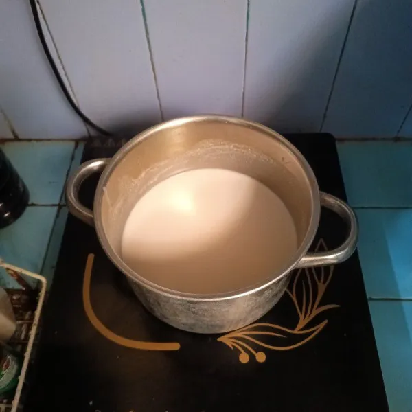 Masukkan santan, garam dan daun pandan dalam panci, rebus hingga mendidih sambil diaduk supaya tidak pecah. Matikan api, biarkan dingin suhu ruang. Sisihkan.