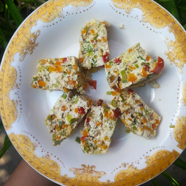 Setelah matang , lepas cetakan dan potong potong. Tahu wortel kukus siap disajikan.
