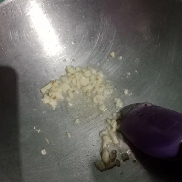 Tumis bawang putih hingga harum.