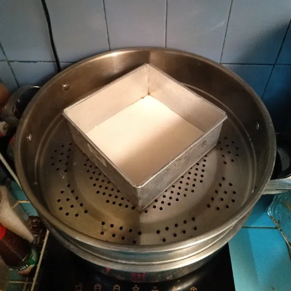 Panaskan loyang yang sudah dioles minyak sayur terlebih dahulu, kemudian tuang adonan putih ke dalam loyang, kukus selama 5 menit.