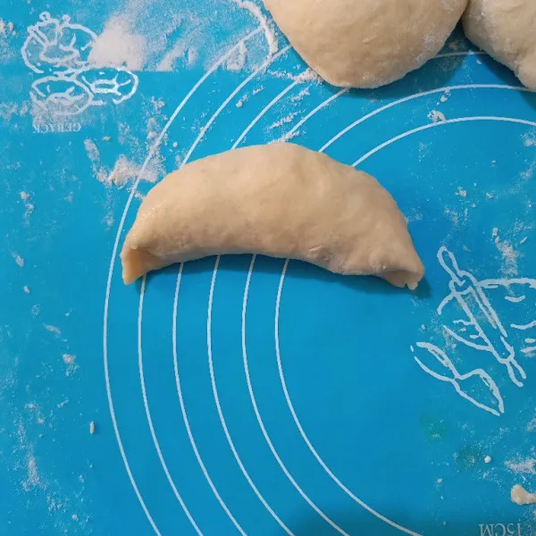 Kemudian gulung, lakukan hingga semua bahan selesai.