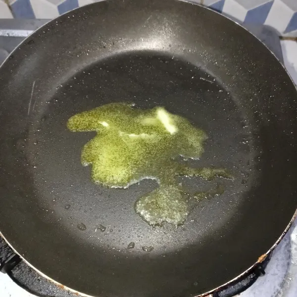 Panaskan teflon dan beri sedikit margarin