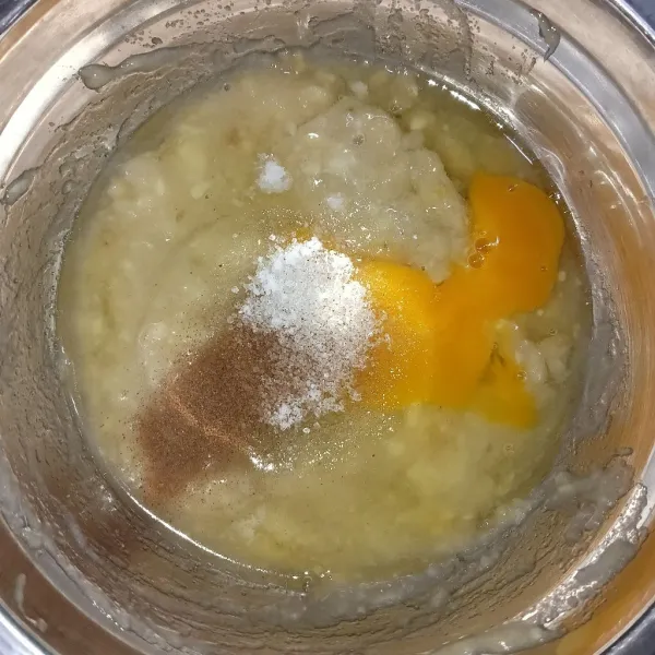Tambahkan telur, gula, garam, dan kayu manis