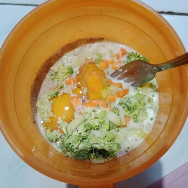 Campurkan telur, lada, gula, garam, susu, brokoli, wortel dan bawang bombay. Kocok lepas