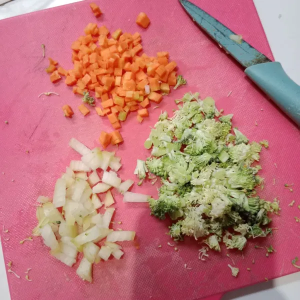 Cincang bawang bombay, Iris kotak kecil wortel, cincang brokoli