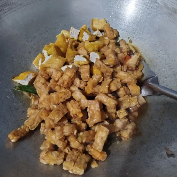 Masukkan tahu dan tempe goreng. Aduk rata.