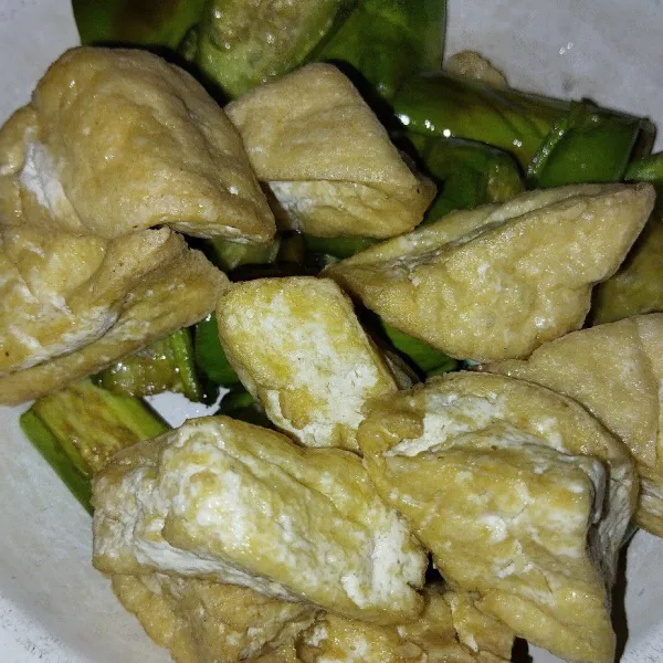 Kemudian goreng tahu hingga berkulit sisihkan