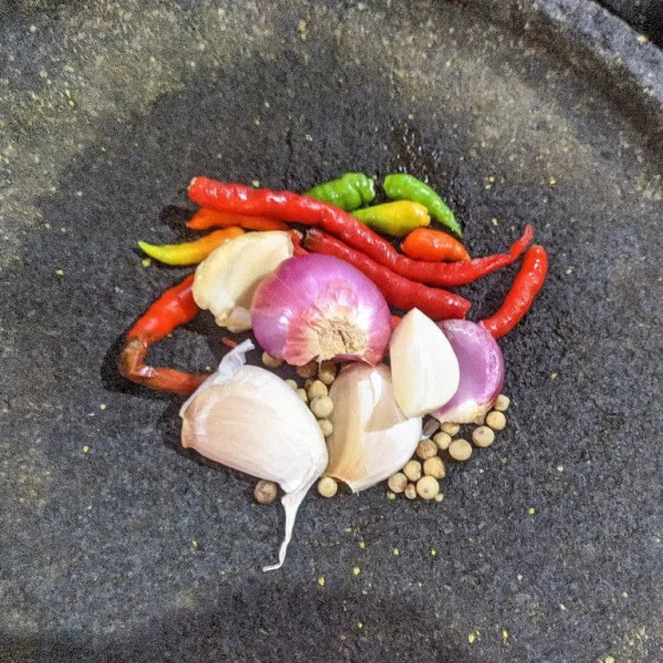 Haluskan bawang merah, bawang putih, cabe rawit, lada, dan kemiri.
