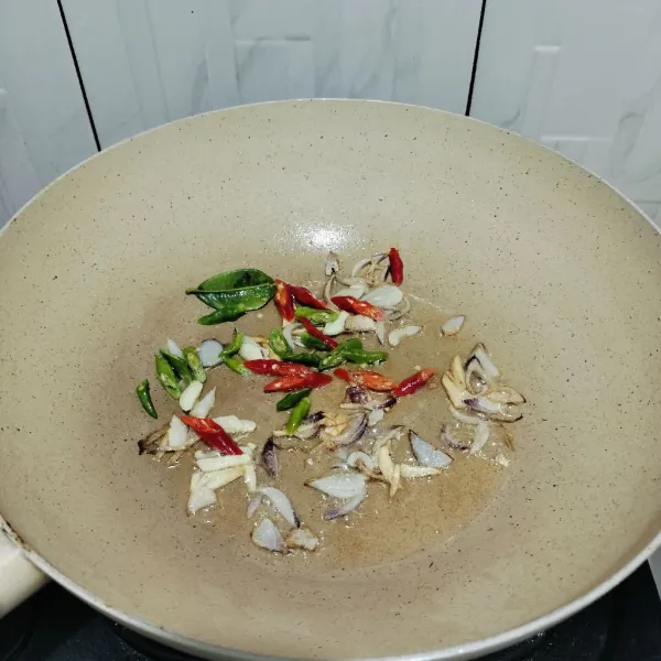 Masukan cabe rawit dan cabe merah