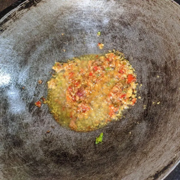 Tumis bumbu hingga harum.