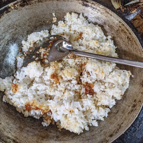 Masukkan nasi, lalu aduk hingga tercampur rata.