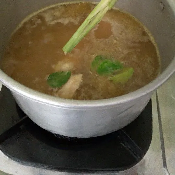 Tambahkan sereh, daun jeruk, lengkuas.