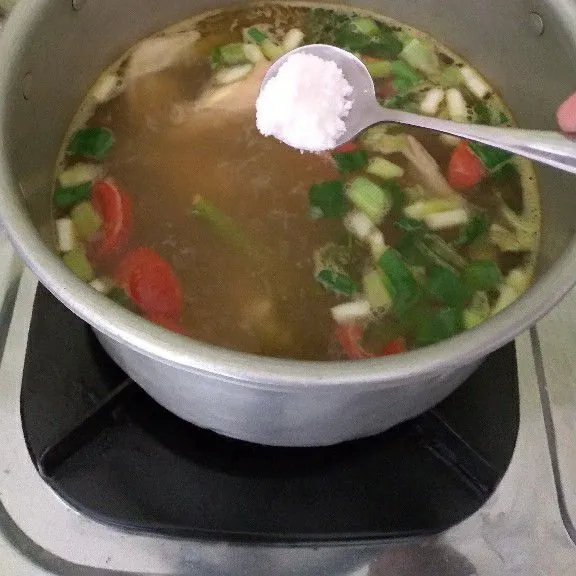 Beri garam, kaldu dan gula pasir cek rasa.