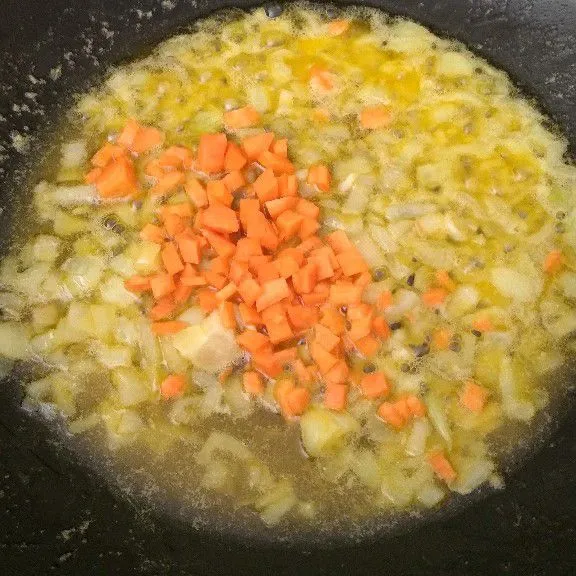 Tambahkan wortel dan daging ayam suwir kemudian aduk.