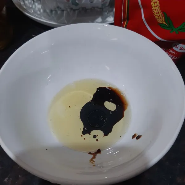 Ambil sekitar 2-3 sdm minyak ayam, masukan dalam mangkuk saji lalu tambahkan kecap asin, lada dan kecap manis dari bahan lain. Sisihkan juga bawang goreng putih nya.