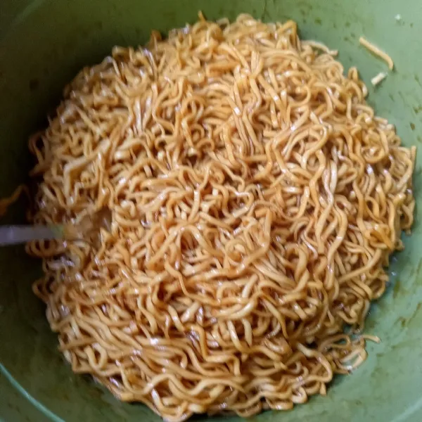 Rebus mie sampai matang, angkat dan tiriskan. Kemudian campur mie dan kecap manis, aduk-aduk sampai tercampur rata.