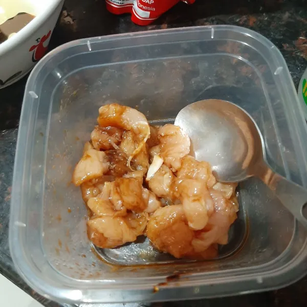 Campur ayam, dengan kecap manis, minyak wijen, cuka, kecap inggris, lada, dan kaldu bubuk.