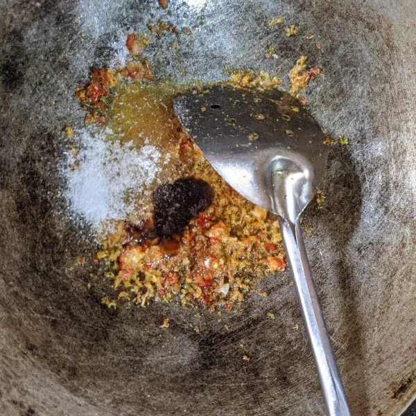 Masukkan terasi, saus tiram, garam, penyedap rasa, dan gula putih.