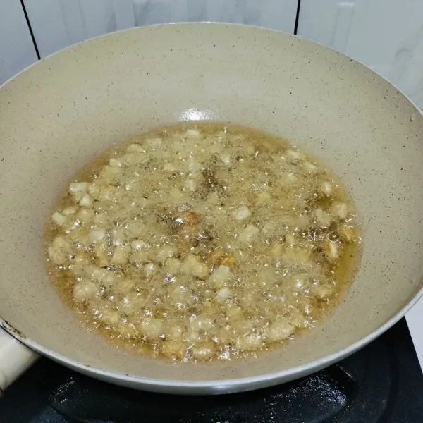 Goreng tempe hingga garing