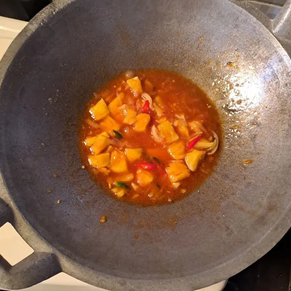 Tuang sedikit air masak hingga mengental, koreksi rasa