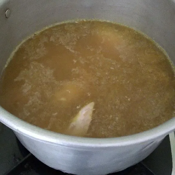 Tambahkan bumbu halus soto.