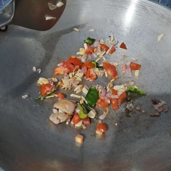 Masukkan tomat merah. Masak sampai tomat lunak.
