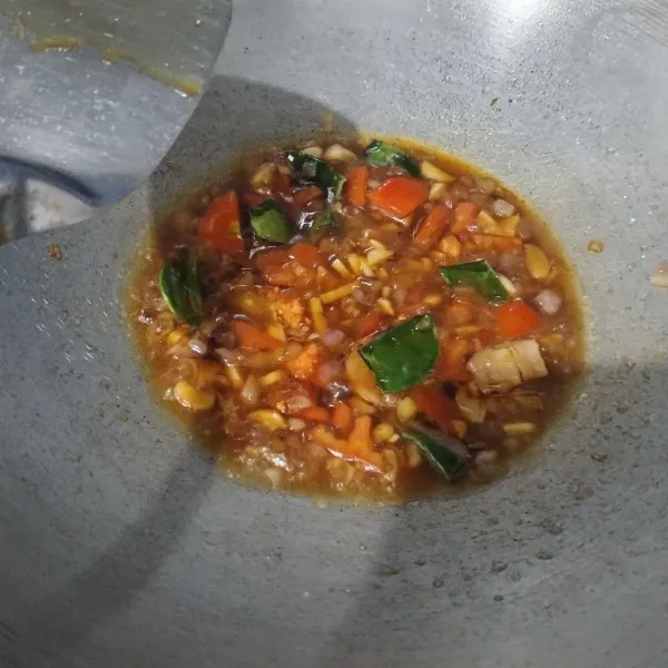 Masukkan kecap hitam, saos tiram, belacan, garam, penyedap, air asam, gula pasir. Aduk