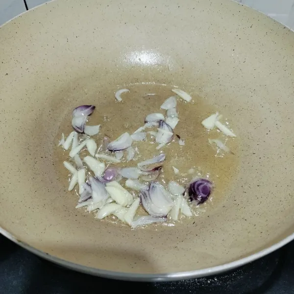 Tumis bawang merah dan bawang putih hingga harum