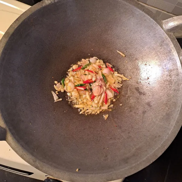 Tumis bawang bombay, bawang merah, bawngg putih, cabe merah dan cabe hijau hingga harum