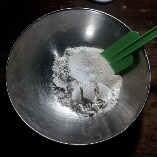 Campurkan terigu, susu, gula, garam dan baking powder, aduk rata.