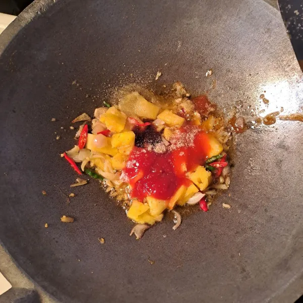 Masukkan nanas kupas, saus cabe, saus tomat, saus tiram, gula, garam, lada, dan kaldu bubuk