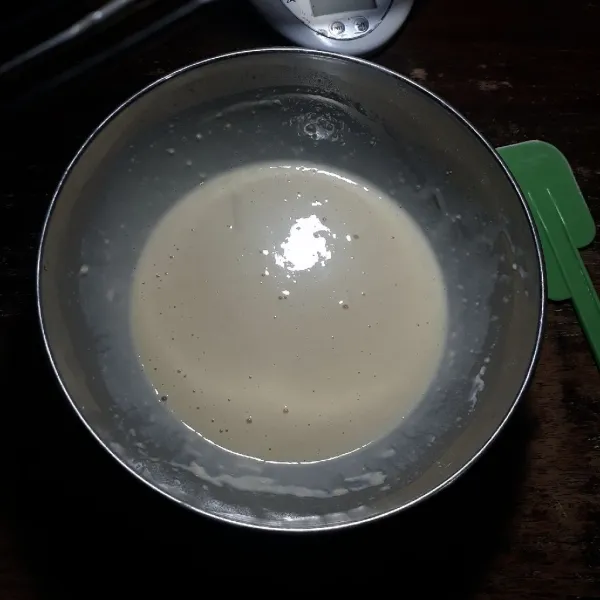 Tambahkan telur, santan dan air, aduk hingga rata dan licin, kekentalan sedang.