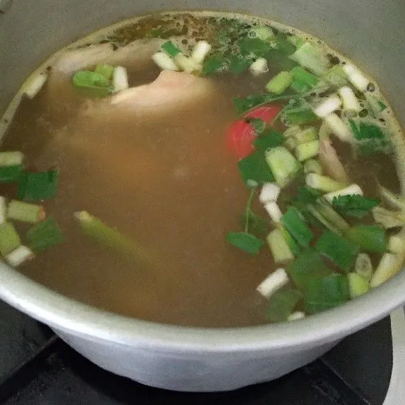 Tambahkan daun bawang iris.