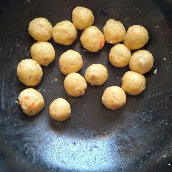 Ambil adonan kemudian bentuk bulat. Celupkan ke adonan basah kemudian gulingkan ke adonan kering.