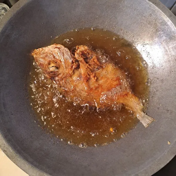 Goreng diminyak yang sudah panas hingga matang kecoklatan