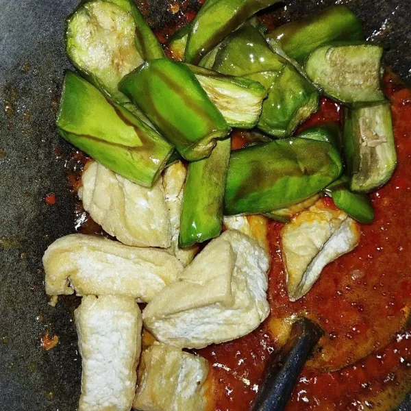 Campurkan terong, tahu, cabe