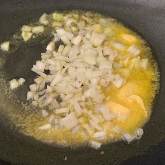 Tambahkan bawang bombai kemudian tumis hingga layu dan harum.