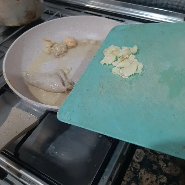 Buat minyak ayam : panaskan minyak lalu goreng kulit hingga ½ matang lalu masukan bawang putih. Masak hingga kulit garing dan bawang putih goreng matang, jaga suhu agar bawang tidak gosong.