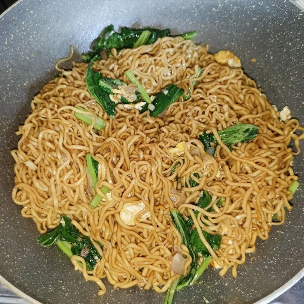 Masukkan mie dan aduk-aduk sampai meresap dan semua matang, koreksi rasanya dan siap disajikan.