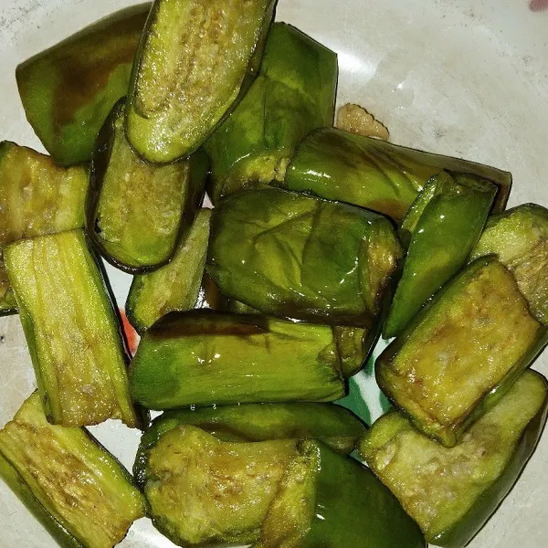 Goreng terong hingga matang