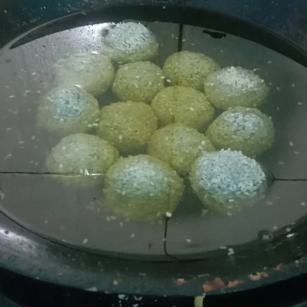 goreng dalam minyak yang masih dingin, dengan api kecil kemudian jika sudah panas minyaknya ganti ke api sedang sampai matang jika ditekan dengan sutil sudah ringan dan keras tandanya sudah matang.