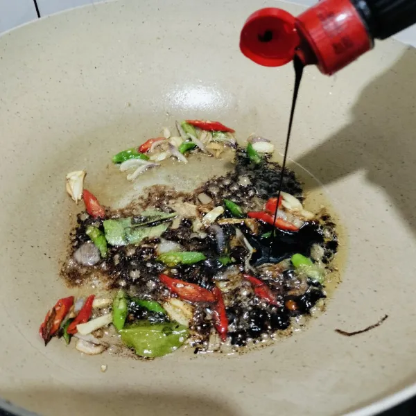 Beri kaldu bubuk, saus tiram, gula merah, air dan kecap manis aduk rata