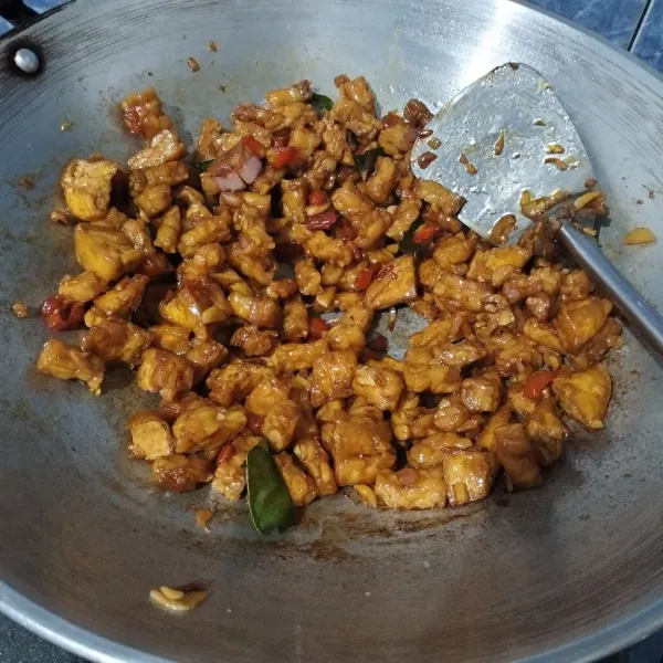Tambahkan kecap manis. Masak sampai air mengering. Tes rasa. Setelah matang, matikan kompor.