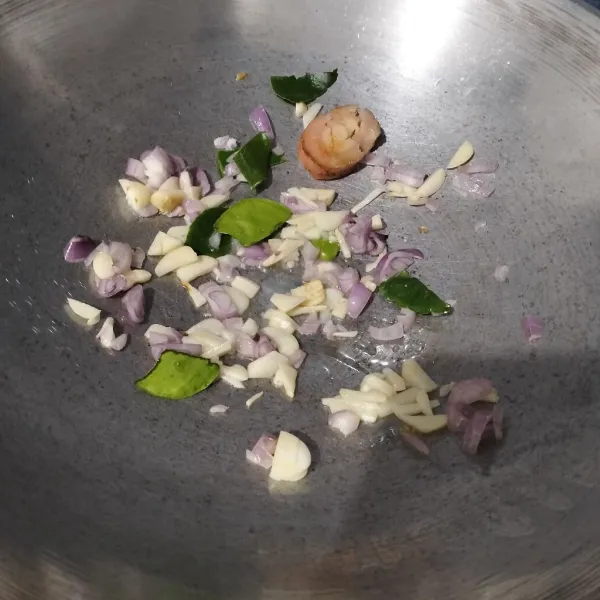 Tumis bawang sampai layu dan harum. Masukkan lengkuas dan daun jeruk.