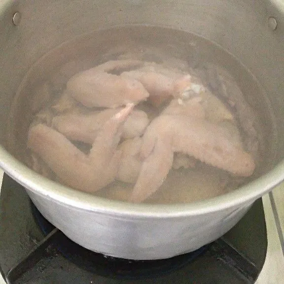Rebus sayap ayam dan buang buih kotorannya.