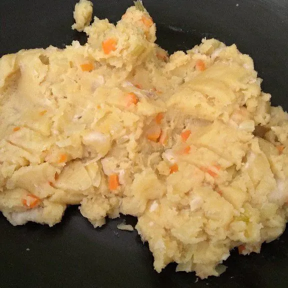 Setelah air mendidih tambahkan tepung terigu dan aduk sampai semua rata (matikan api kompor).