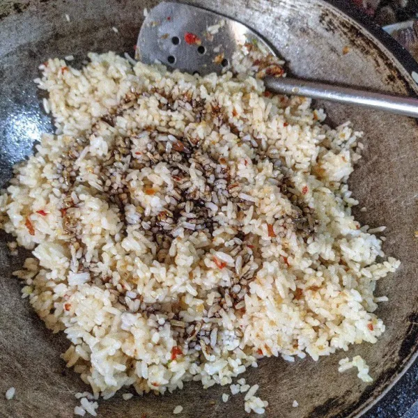 Tambahkan kecap manis, lalu aduk dan siap dihidangkan!